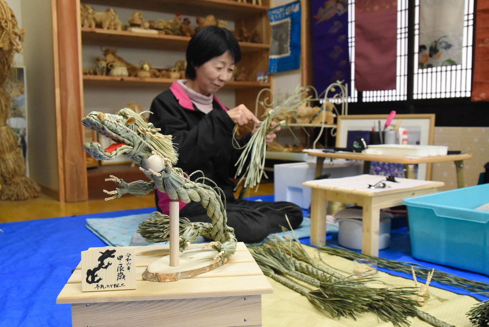 昇り竜のように上向きの新年に 妙高市平丸でえとのスゲ細工最盛期