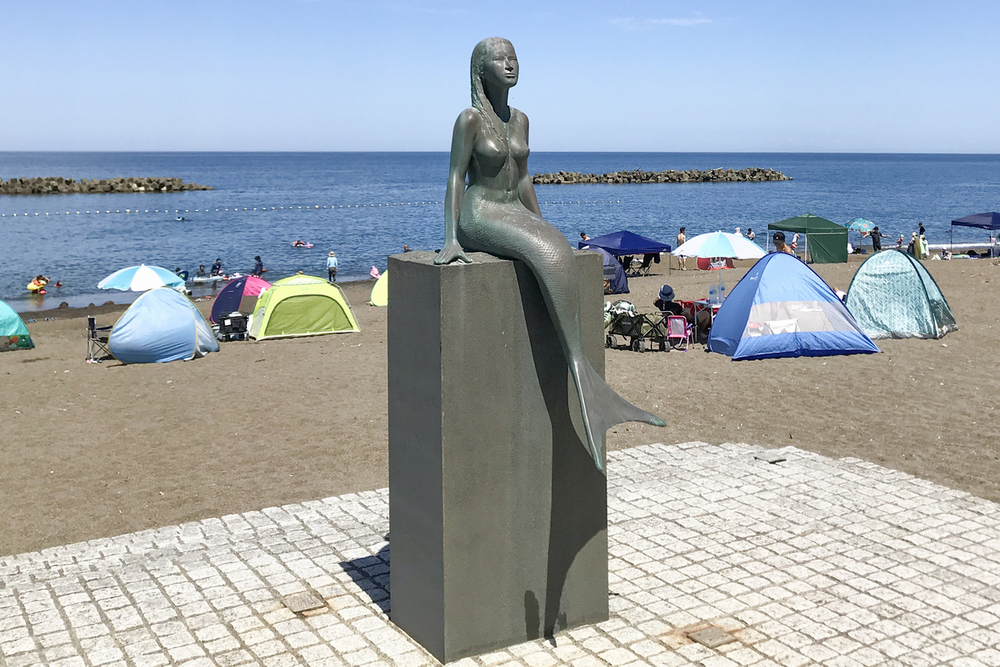 1か月前の一時撤去で津波被害逃れる 上越市鵜の浜海岸のシンボル「人魚