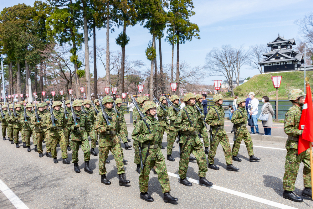 桜開花後の初の週末迎えた高田城址公園観桜会で自衛隊パレード - 上越