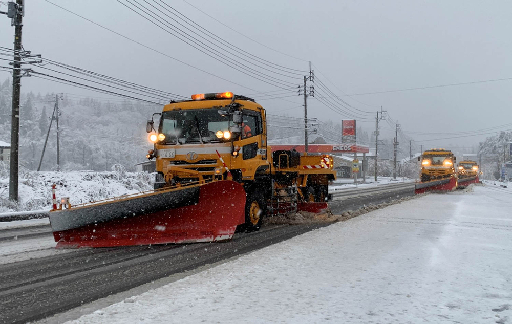 妙高市の山沿いで雪 国道で除雪車が今冬初出動 - 上越タウンジャーナル