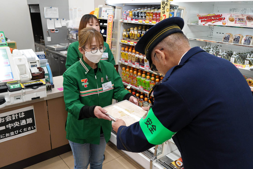 特殊詐欺被害防止の「マイスター」に 上越市名立区のコンビニが認定