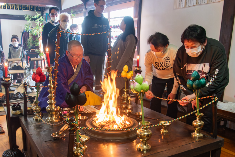 護摩祈祷で無病息災祈願 上越市の泉蔵院で節分会 - 上越タウンジャーナル