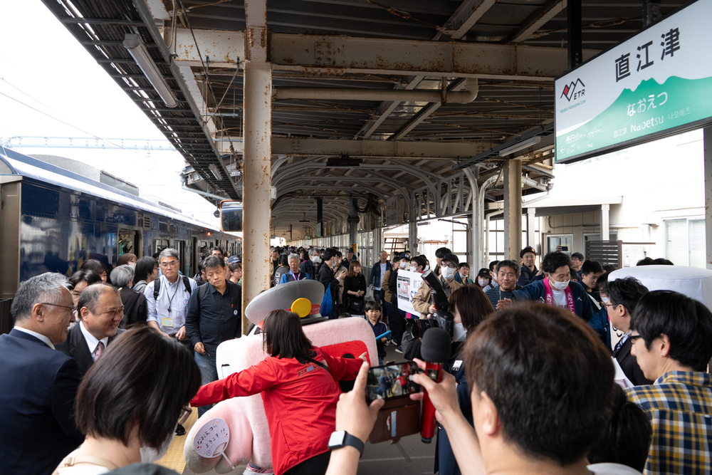 しなの鉄道の普通列車がトキ鉄路線に初乗り入れ 開業10周年記念で長野