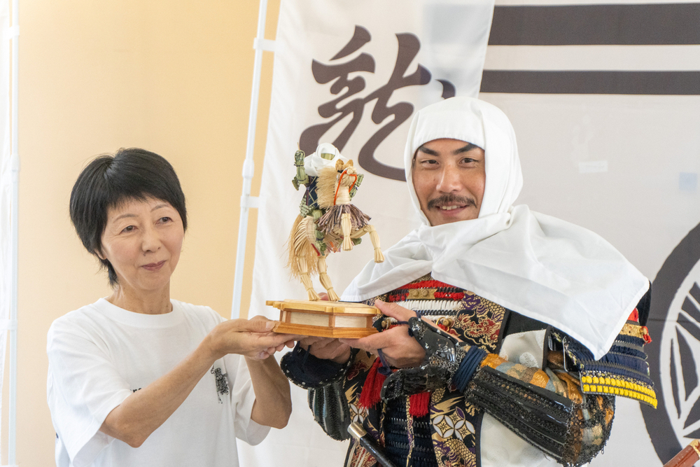 スゲ細工の「馬上謙信」完成 「スゲ細工のこし隊」が武将隊に“献上