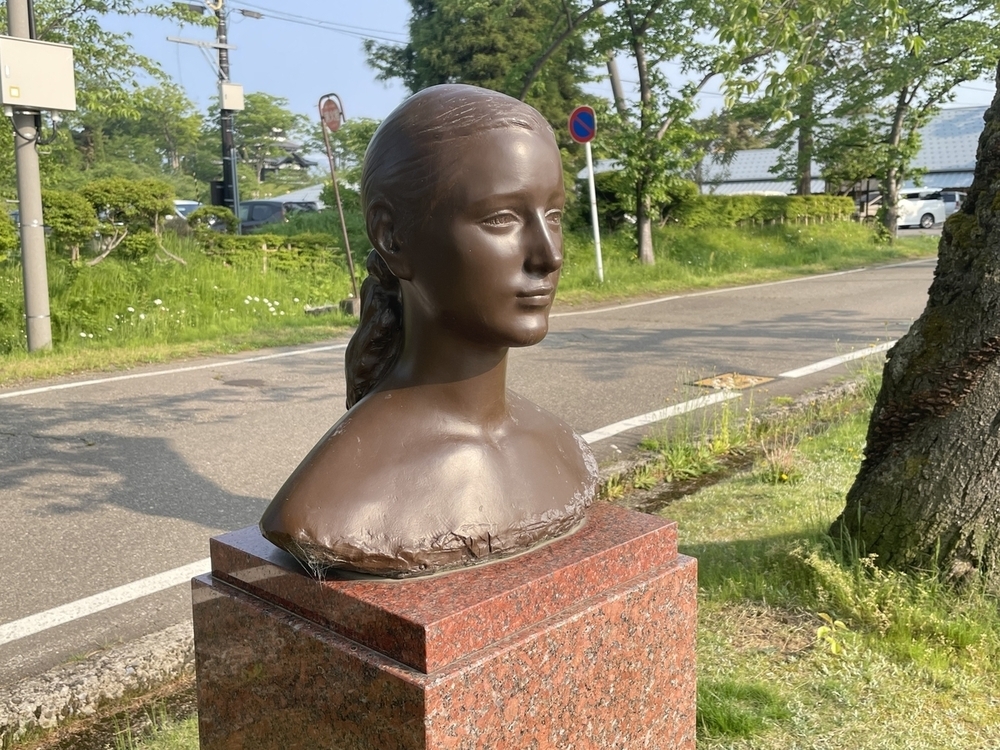 上越市の高田城址公園でブロンズ像2基盗まれる 台座から外して持ち去る