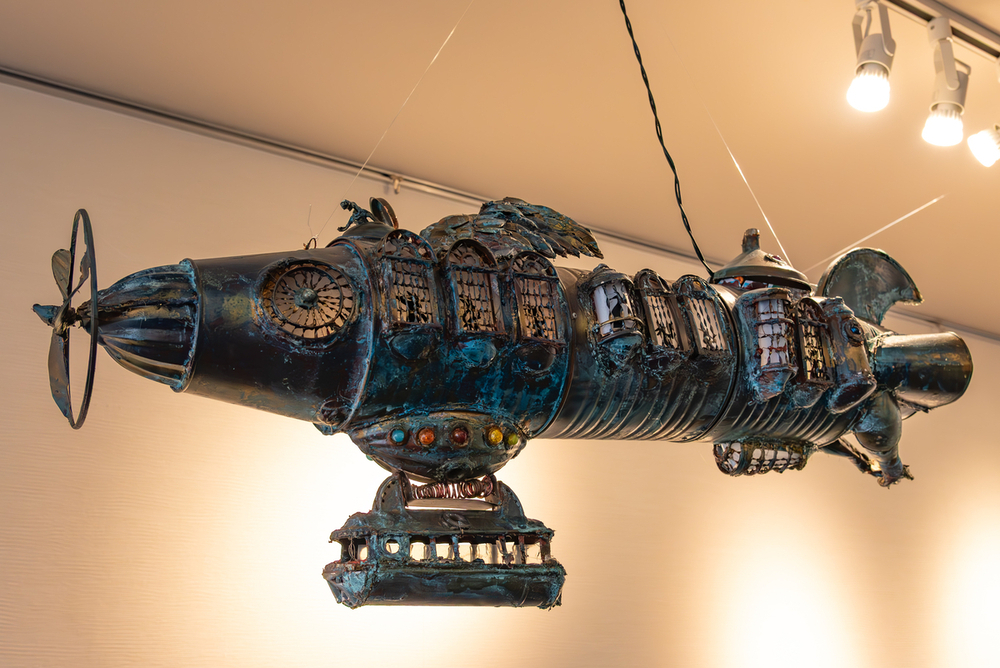 巨大な城や飛行船の材料は空き缶 「缶響造形」の津田のぼるさん個展