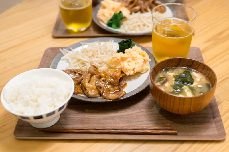 家ごはんがカフェごはんに進化 ニトリの木製トレーは見た目も実用性も良いものでした 滑り止め加工 木製トレー M ウォールナッツ ものものブログ