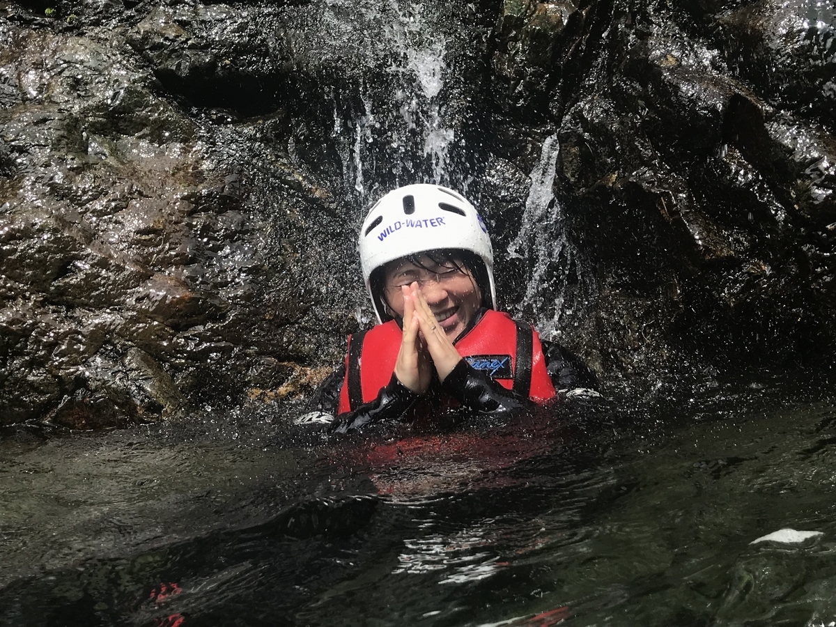 滝に打たれて必勝祈願