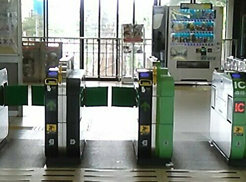 自動改札機が3つ並んでる様子
