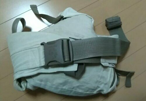 小さくまとめ抱っこ紐留め具をとめた画像