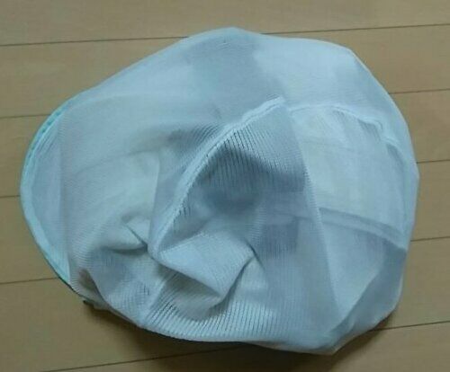抱っこ紐を小さくまとめてネットに入れた様子