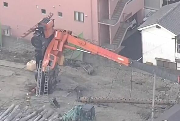 クレーン車がありえない形に倒れています