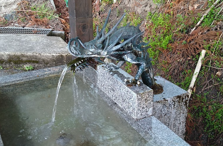 手水舎の小さな竜神さま
