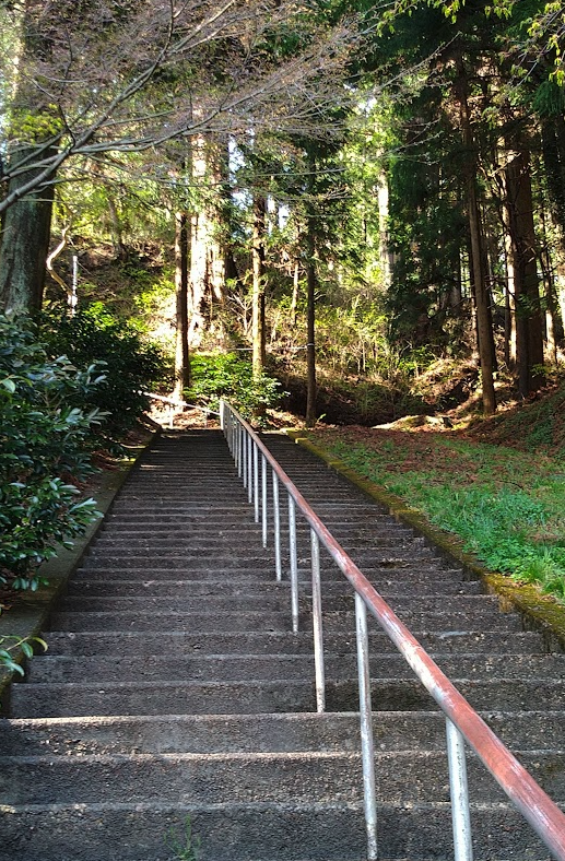 山門から上へと伸びる階段