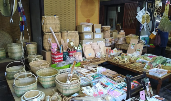 岩手県北産の竹細工品の数々が店頭に並ぶ
