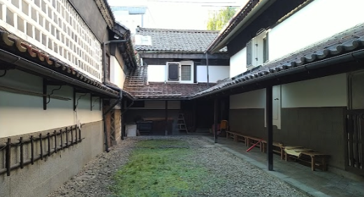 店の奥にあるコの字方の三棟の蔵