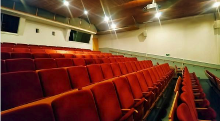 昔ながらの映画館椅子席(イメージ)