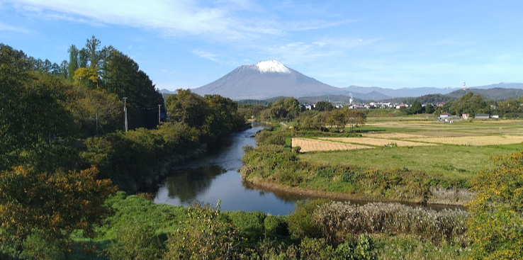 雪化粧をはじめた秋の岩手山と北上川(盛岡市玉山区)