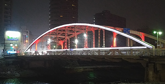 盛岡・開運橋のライトアップ(赤)