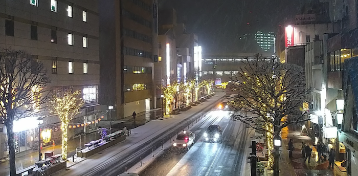 イルミネーションの先に見える“盛岡駅”