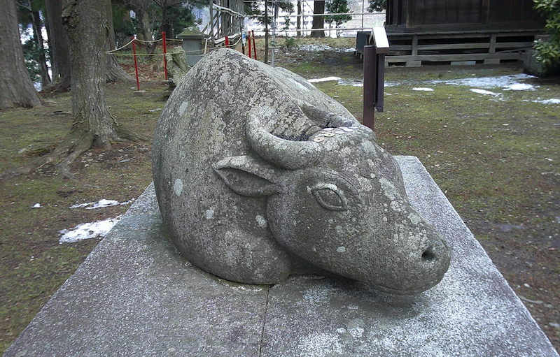 盛岡天満宮境内の“撫で牛”