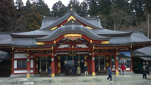 肌寒く曇天の盛岡八幡宮