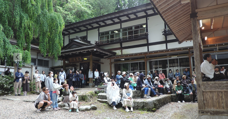 参集殿まえには沢山のお客様が！