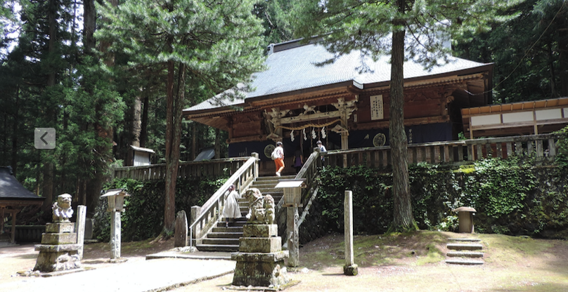 手水社側からみた早池峯神社拝殿
