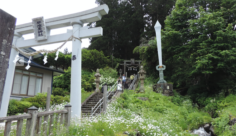 早池峯神社山門と倶利伽羅剣（くりからけん）