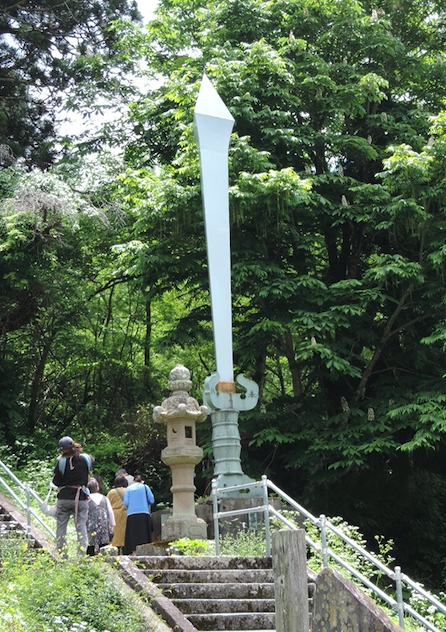 近くで見上げると倶利伽羅剣は大きい！