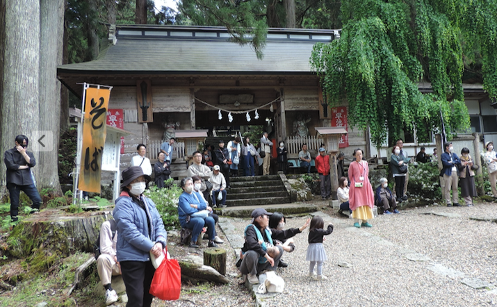 山門前まで神楽の見物客が並んでいます
