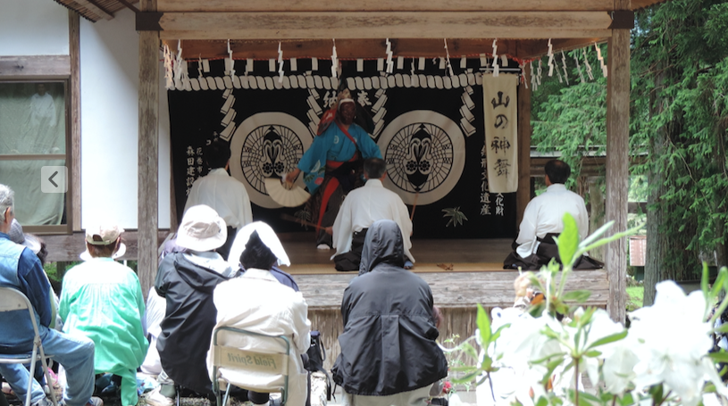 早池峰岳神楽の舞を見つめる、参拝客の皆さん