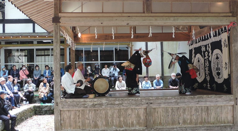 神楽殿では11時から神楽奉納が行われていました。