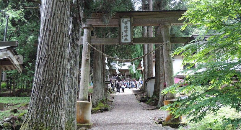 参道途中にも山門があります
