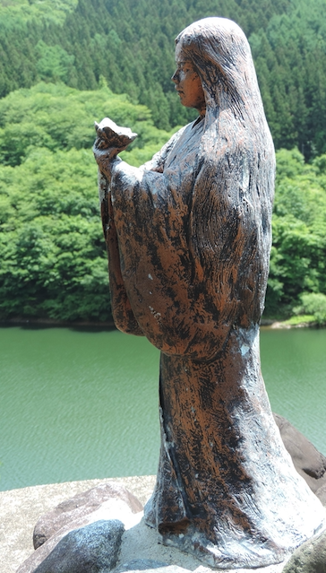 早池峰山を見つめるかの瀬織津姫