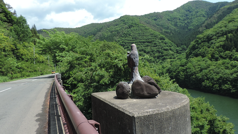 早池峰湖畔にたつ“瀬織津姫”のブロンズ像