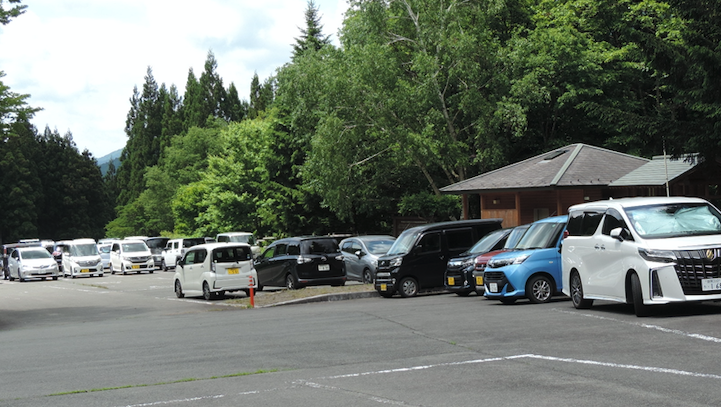 10時半頃でも駐車スペース残り数台の岳駐車場