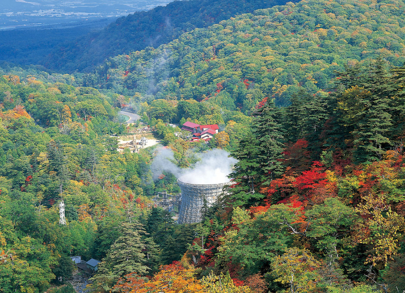 松川地熱発電所付近の紅葉