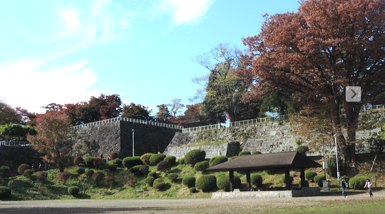 盛岡城跡公園・多目的広場と石垣