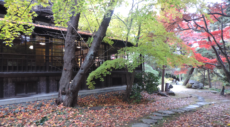 中二階・南昌の間と紅葉