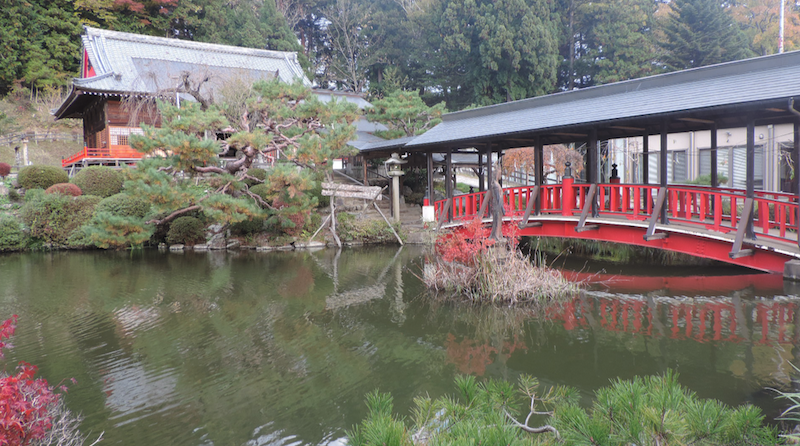 心字の池の向こうには榊山稲荷神社拝殿