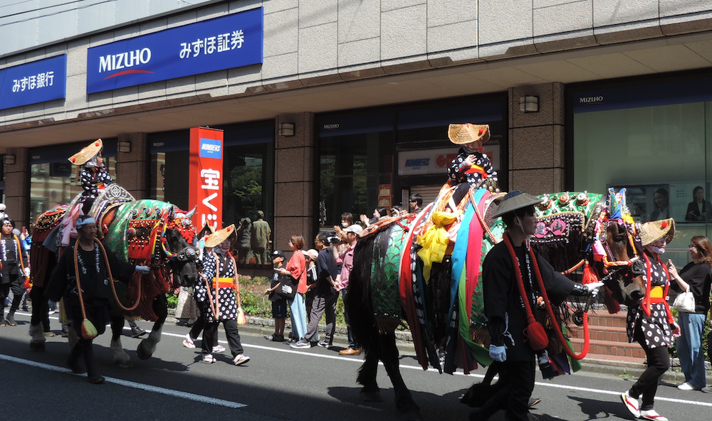 みずほ銀行前を通るチャグチャグ馬コ