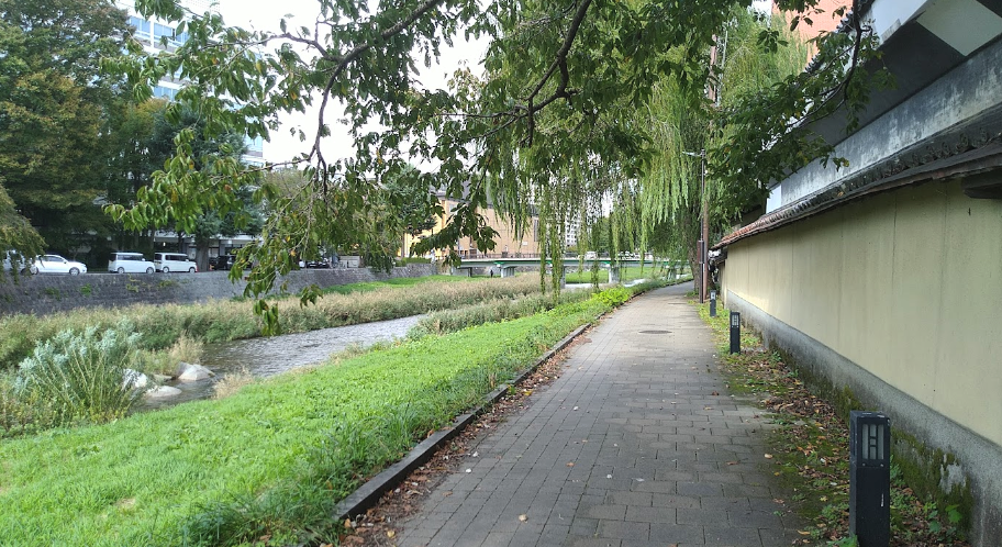 盛岡らしさが感じられる中津川沿いの風景
