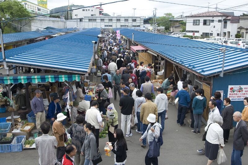 盛岡神子田朝市に、早朝から多くの客で活気ある声が響き渡る様子