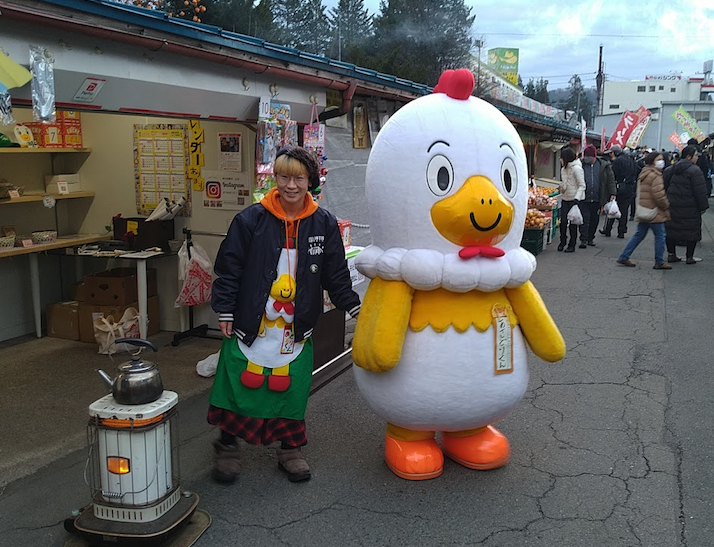早朝からお出迎えの「盛岡神子田朝市」のキャラクター「あさどりくん」