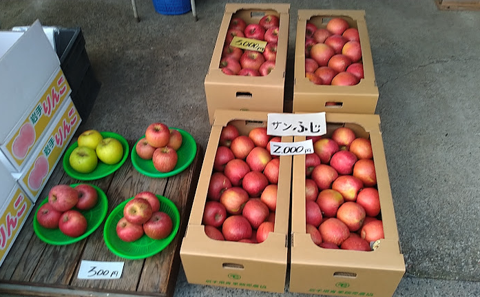 盛岡神子田朝市で購入した「サンふじ中玉37個入り」を2000円を購入しました。