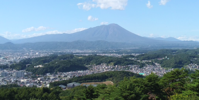 岩山展望台からのぞむ岩手山、裾野に広がる盛岡の街。