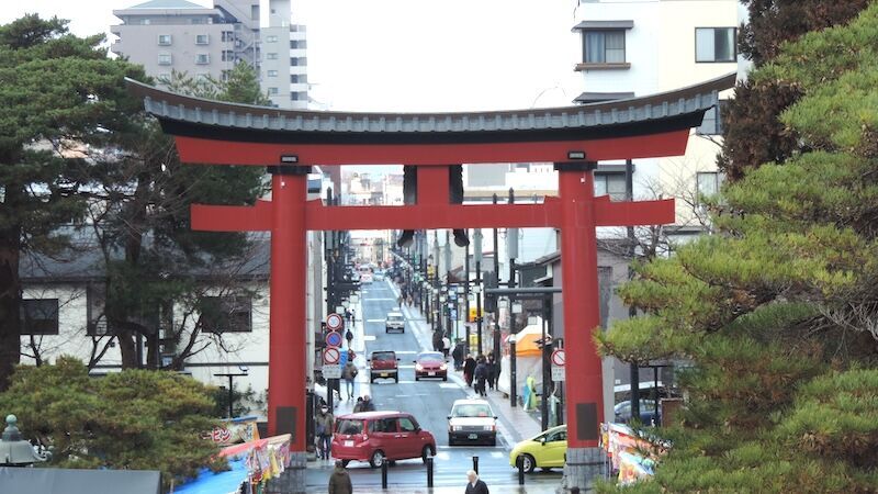 盛岡八幡宮・拝殿前広場から、正面大鳥居、八幡町通りを望む