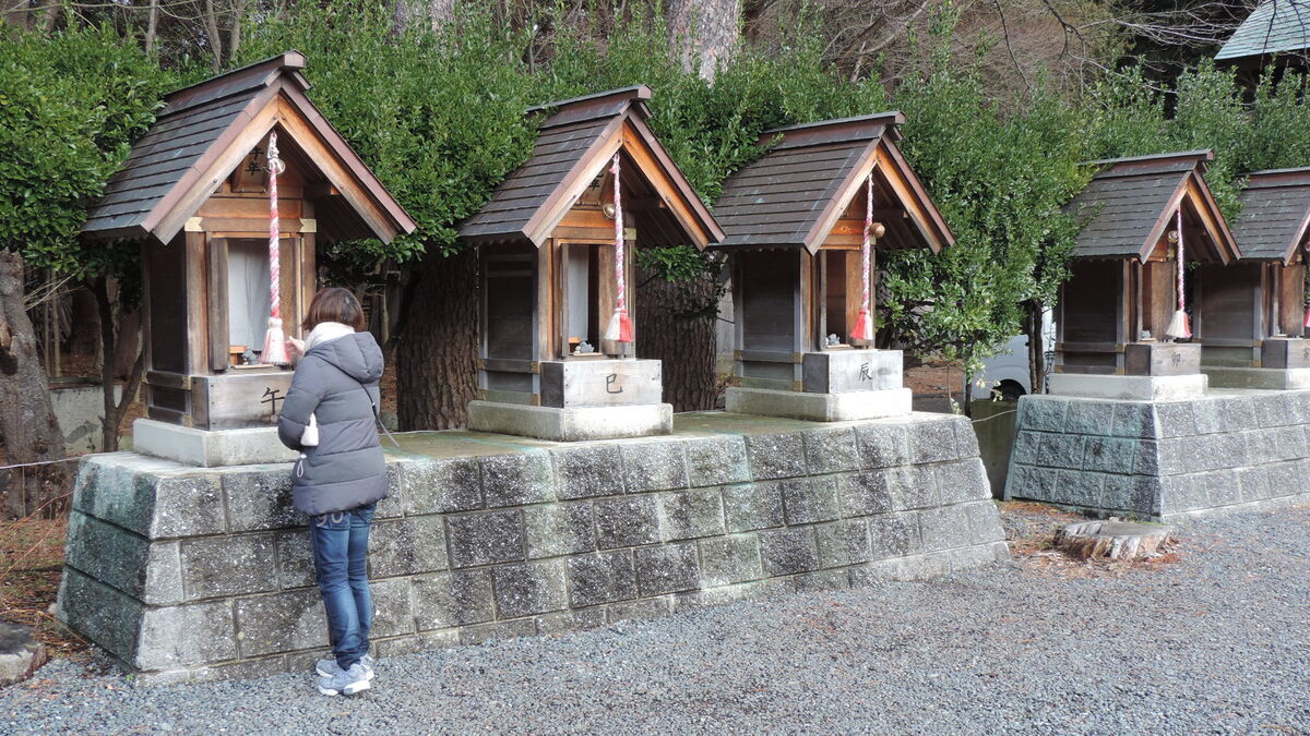 干支ごとの社が並ぶ“十二支神社”で「午」の神社にお参りする方。