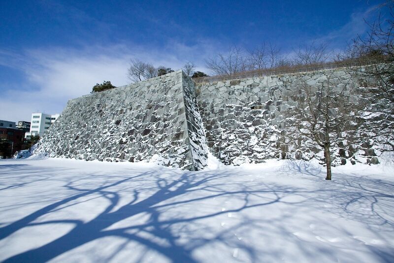 盛岡城跡公園の雪を纏った石垣